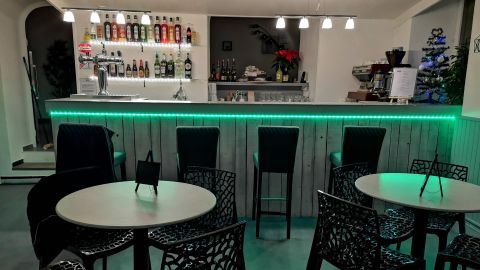 Le bar de l'Auberge de l'Helvie à Valvignères