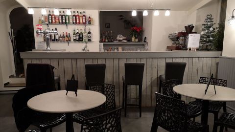 Le bar de l'Auberge de l'Helvie à Valvignères